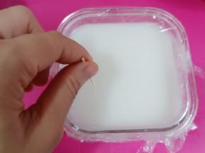 盖保鲜膜，用牙签扎一些小孔。