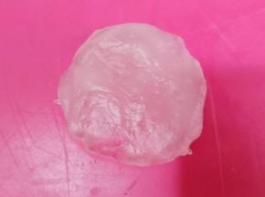 水晶皮分成40克一个，揉圆，按扁。