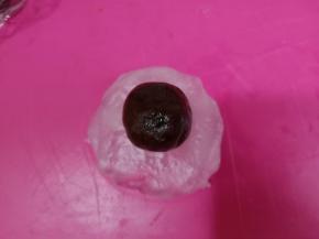 包入一个豆沙馅。