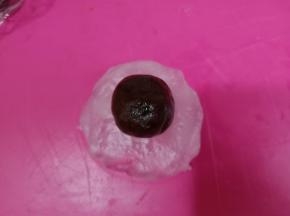 包入一个豆沙馅。