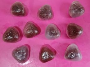 借助两块刮板将粽子整成三角形。
