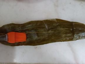 粽叶洗干净擦干水，表面刷玉米油防粘。