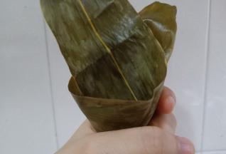 将粽叶卷成漏斗型。