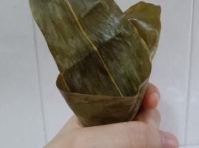 将粽叶卷成漏斗型。