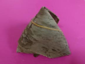 放入一个包好的水晶粽，包起来。