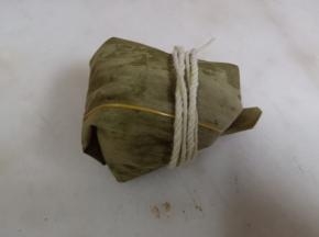 用绳子绑好。