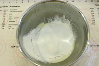 充分搅拌至糖化，低筋面粉和泡打粉，盐混合均匀，筛入蛋液内。