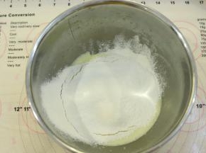 充分搅拌至糖化，低筋面粉和泡打粉，盐混合均匀，筛入蛋液内。