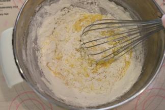 用蛋抽混合成无干粉的蛋糕糊。