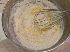 用蛋抽混合成无干粉的蛋糕糊。