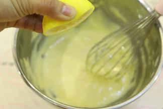 切1/3的柠檬，柠檬汁挤入蛋糕糊内，蛋抽混合成细腻的蛋糕糊。