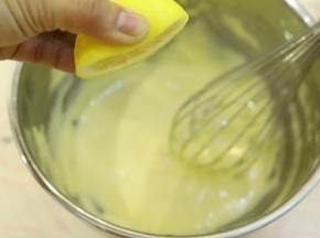 切1/3的柠檬，柠檬汁挤入蛋糕糊内，蛋抽混合成细腻的蛋糕糊。