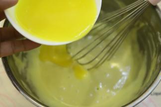 黄油隔热水融化，放至温热时加入刚才的蛋糕糊。