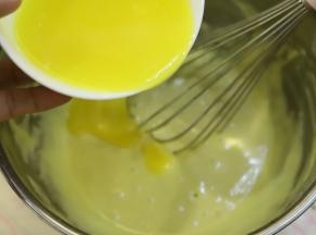 黄油隔热水融化，放至温热时加入刚才的蛋糕糊。