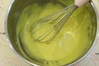 搅拌成细腻的百香果玛德琳蛋糕糊。