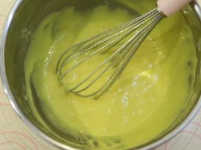 搅拌成细腻的百香果玛德琳蛋糕糊。