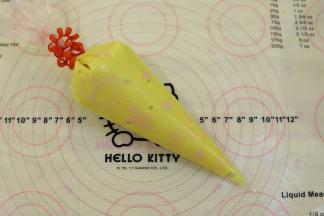 准备一个裱花袋，将蛋糕糊倒入裱花袋内，袋口扎紧，放入冰箱冷藏1小时。