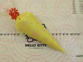 准备一个裱花袋，将蛋糕糊倒入裱花袋内，袋口扎紧，放入冰箱冷藏1小时。