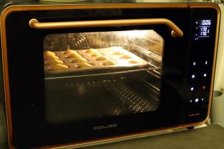 烤箱预热170度，上下火，中层，10-11分钟（边缘开始变焦就代表熟了）。