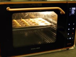 烤箱预热170度，上下火，中层，10-11分钟（边缘开始变焦就代表熟了）。