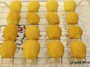 出炉的玛德琳轻轻一推就可以脱模，放在晾架上放凉备用。