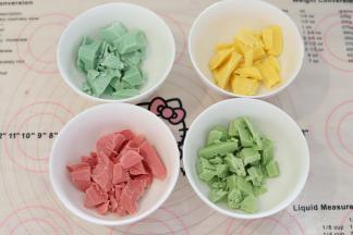 四色色巧克力分贝切成小块，放入碗中。