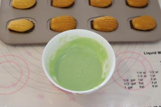 隔温热水融化，可以用小勺子将颗粒轻轻压掉。