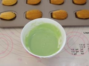 隔温热水融化，可以用小勺子将颗粒轻轻压掉。