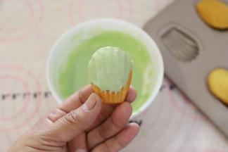 蘸好的粉绿玛德琳放在晾架上。