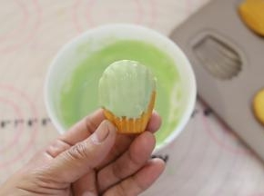蘸好的粉绿玛德琳放在晾架上。