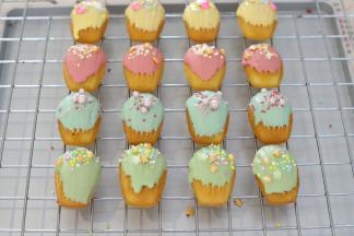 稍干的时候放上彩色的食用糖珠装饰。按刚才的方法做好所有颜色的玛德琳。