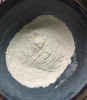 低筋面粉过筛后备用。