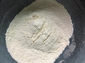 低筋面粉过筛后备用。
