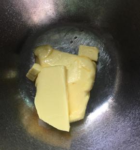 黄油放在干净的打蛋盆中室温软化备用。