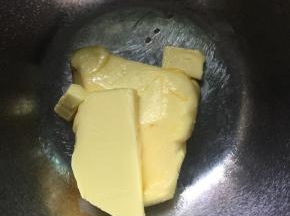 黄油放在干净的打蛋盆中室温软化备用。