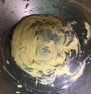 黄油软化后，用电动打蛋器高速打发，打发至顺滑，颜色变白。如果天气太热，特别是在夏天室温很高，黄油软化太严重，可以开空调或者隔冰水打发。