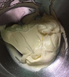 打发好的黄油状态。