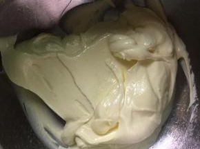 打发好的黄油状态。