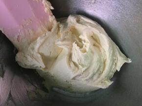 面糊拌好后是顺滑无干粉无颗粒状的。