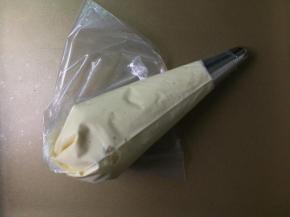 把拌好的曲奇面糊装入裱花袋中，裱花嘴型号是惠尔通的2D。