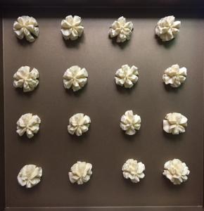 把曲奇面糊挤在不粘的烤盘中。