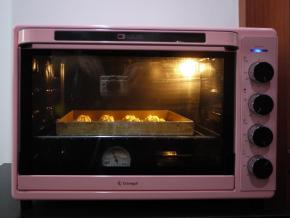 烤箱预热，上下火160度，烘烤20分左右。