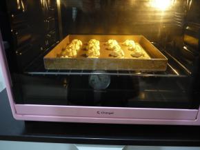 烘烤到曲奇表面均匀上色，如果上色严重可以盖锡纸。