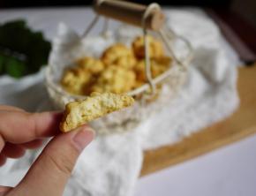 烤好的曲奇取出，放在晾网上冷却就可以食用。