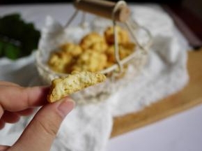 烤好的曲奇取出，放在晾网上冷却就可以食用。