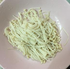 把焯好水的金针菇捞出，沥干水份备用。