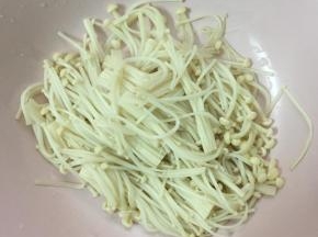 把焯好水的金针菇捞出，沥干水份备用。
