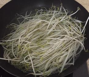 继续把豆芽焯水去除豆腥味。无需煮太久，焯水约1分钟左右。