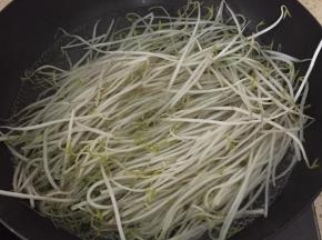 继续把豆芽焯水去除豆腥味。无需煮太久，焯水约1分钟左右。