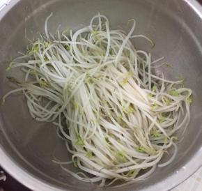 把豆芽捞出沥干水份。